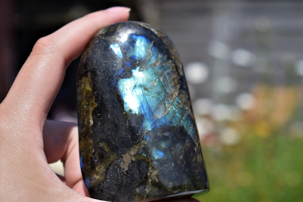 Labradoriet sculptuur #2 (groen blauwe flash)