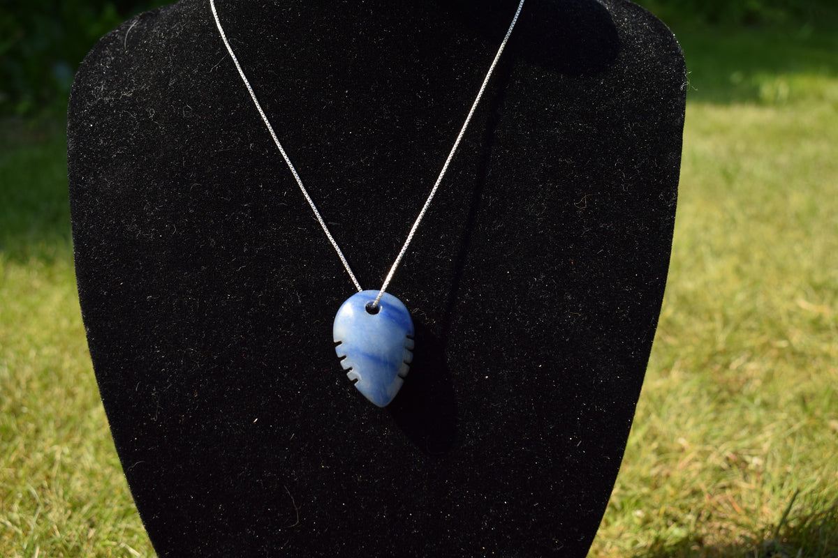 Blauwe kwarts speerpunt hanger