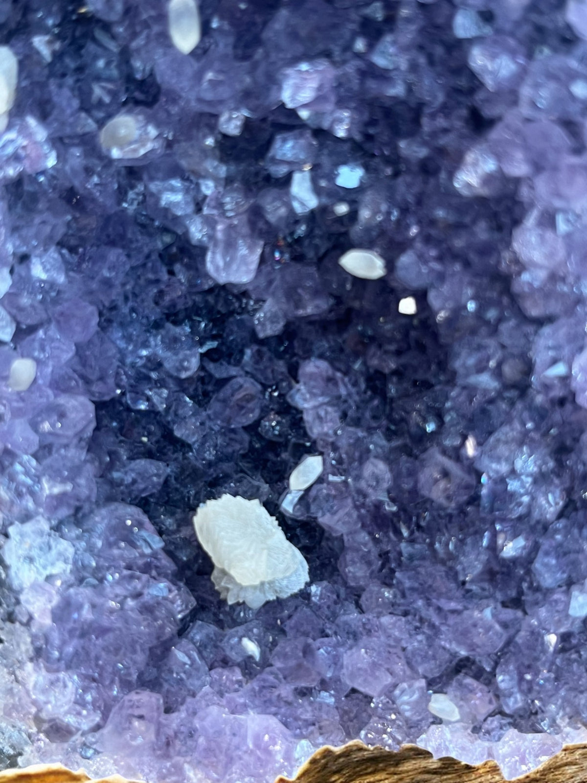 Amethist Cluster met Calciet op Standvlak  – 534 gram